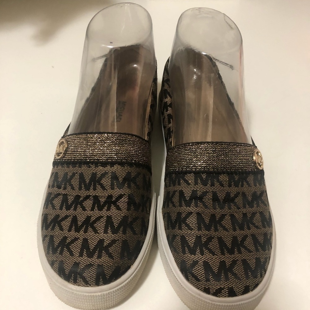 Micheal kors beautiful sneaker with gold logos